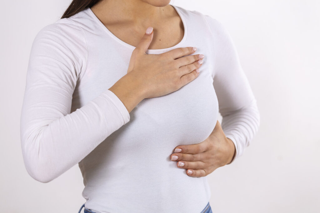 O atributo alt desta imagem está vazio. O nome do arquivo é woman-hand-checking-lumps-on-her-breast-for-signs-of-breast-cancer-on-gray-background-healthcare-concept-closeup-of-a-woman-s-hand-on-breast-showing-cancer-symptom-1-1024x683.jpg