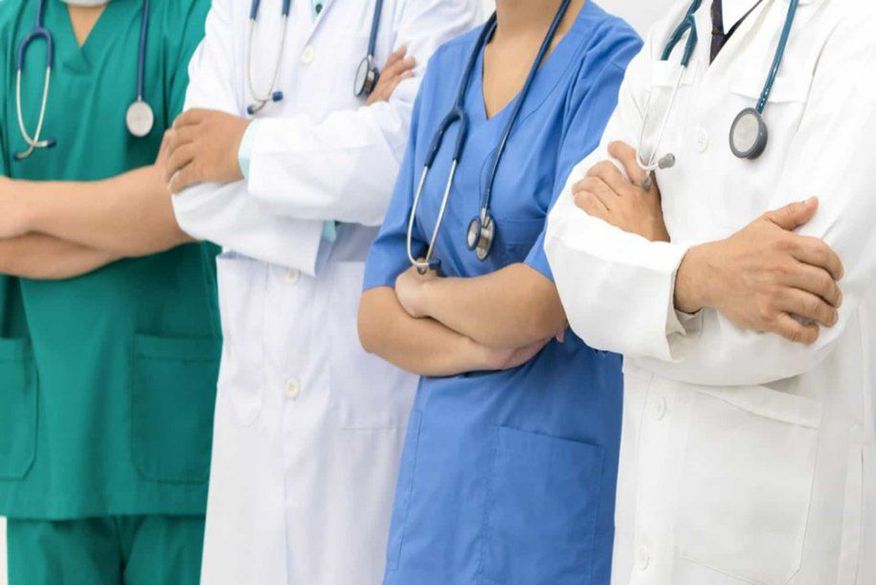 Contratação de profissionais de saúde recém-formados.
